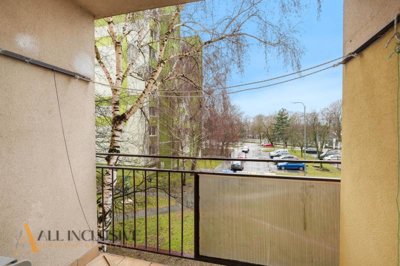 The balcony of a 3-room apartment with a view of greenery and a parking lot in Veľký Meder.