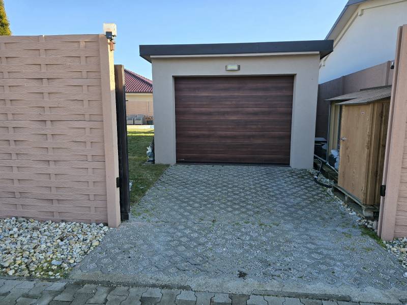 A garage with a wooden gate at a family house on Maria Theresa Street in Holíč.
