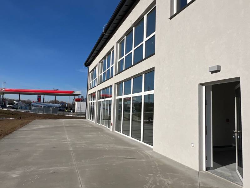 Commercial premises on SNP in Strečno with glass windows next to the gas station.