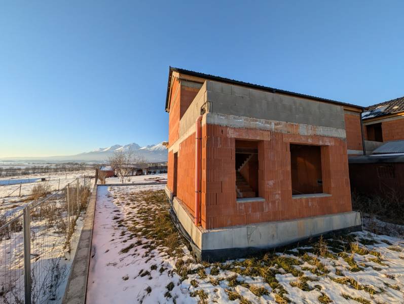 Family house in Mlynica, an unfinished building with a beautiful view of the snow-capped mountains.