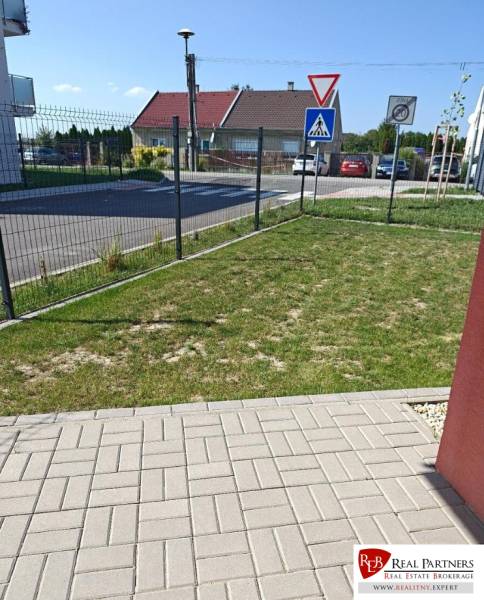 Grassy plot with a walkway on Šámot Street in Šamorín, near a 3-room apartment.