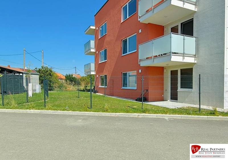 Three-story building with balconies at Šámot in Šamorín, ideal for a 3-room apartment.