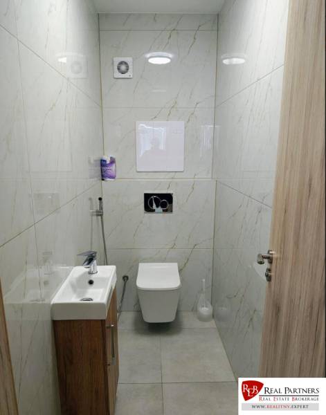 The bathroom equipment in the 3-room apartment includes a wall-hung toilet and a small washbasin area.