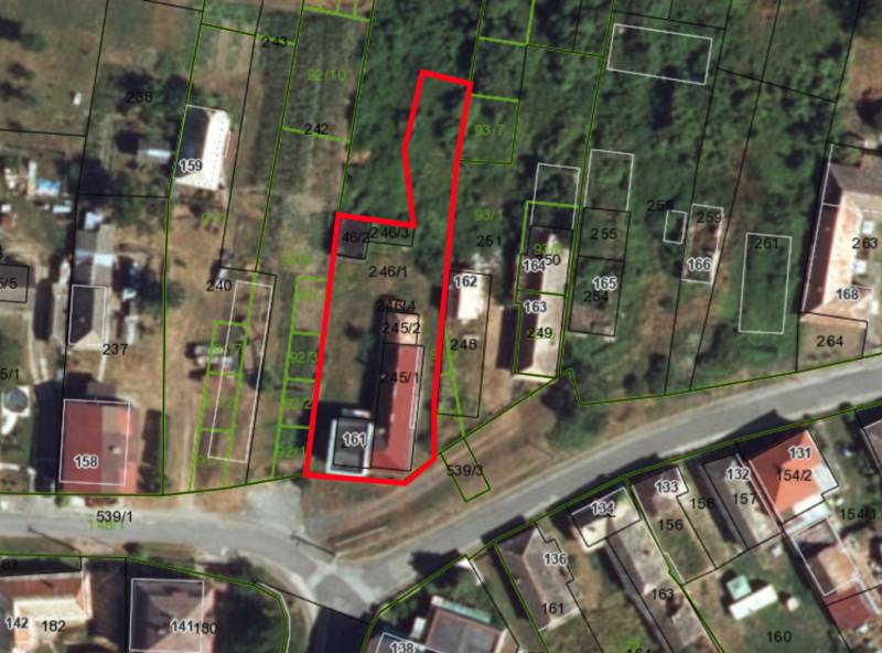 Aerial view of plots with family houses in Nova Basta, highlighted with a red outline.