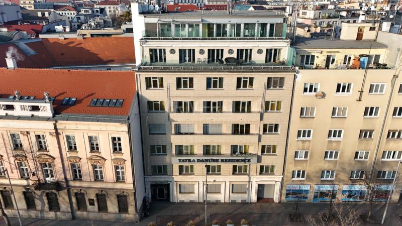 The building on Vajanského nábreží, Bratislava - Staré Mesto, offers accommodation in a 4-room apartment.