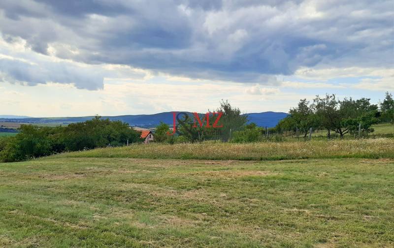 Beautiful views of recreational plots near Horné Jabloňovce in Jabloňovce, ideal for relaxation.