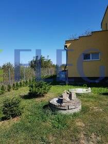 A garden at a family house in Stretavka with a lawn and an outdoor shelter.