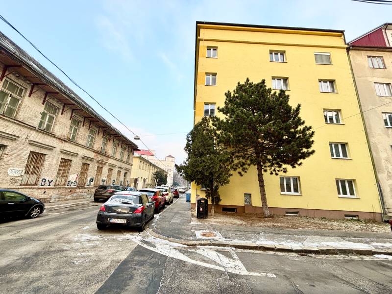 Cukrová Street in Bratislava - Old Town with cars, buildings, and a tree.