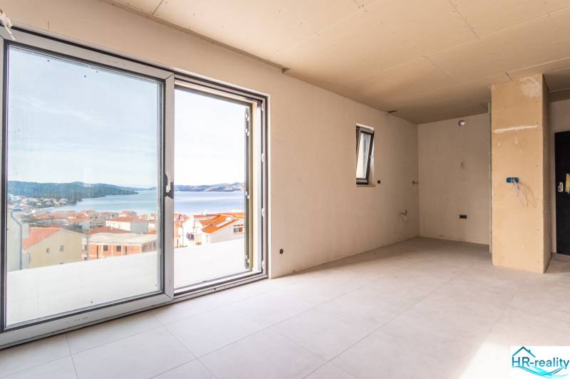 3-room apartment with a sea view, wood-patterned flooring, spacious windows.