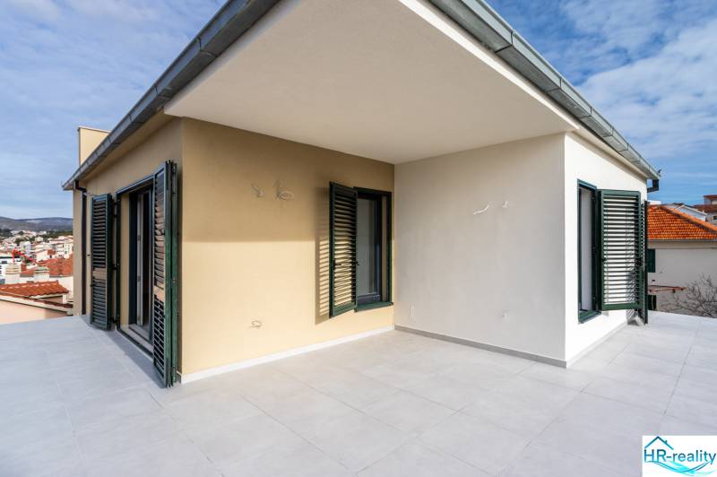 Terrace of a 3-room apartment in Trogir with a view of the city and surroundings.