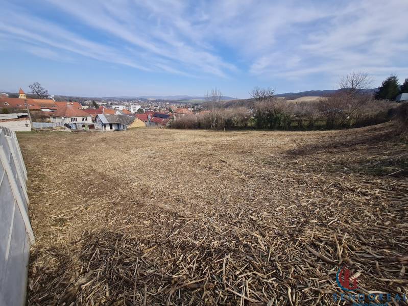 Land for residential use in Banka on Poľná Street with a view of the surrounding houses.