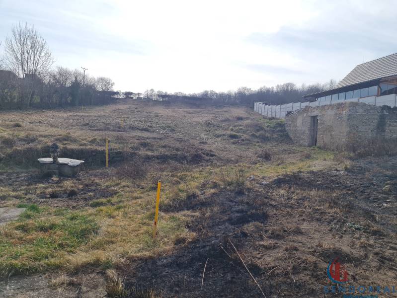 Plots - housing on Poľná Street in Banka, with grassy and overgrown areas.