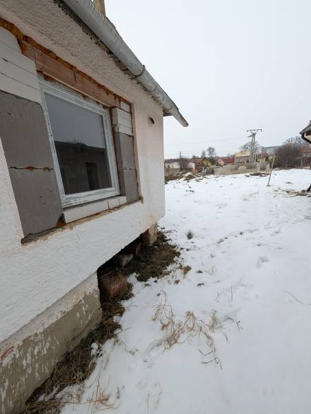 The exterior of a family house on Remeselnícka Street in Ľubica covered with snow.