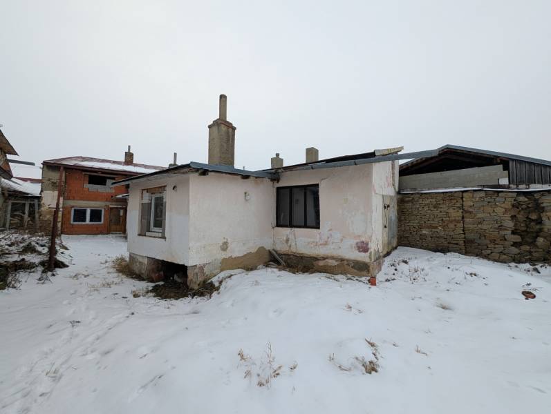 A snowy yard at an older family house on Remeselnícka Street in Ľubica.