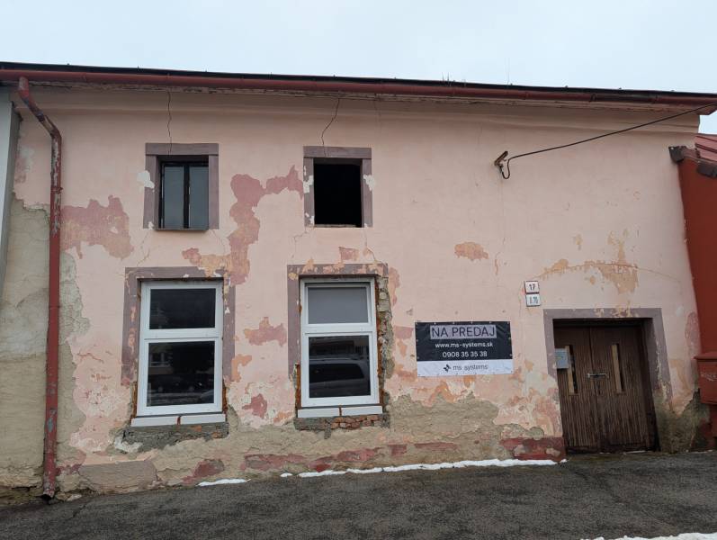 Family house on Remeselnícka Street in Ľubica with worn-out plaster for sale.