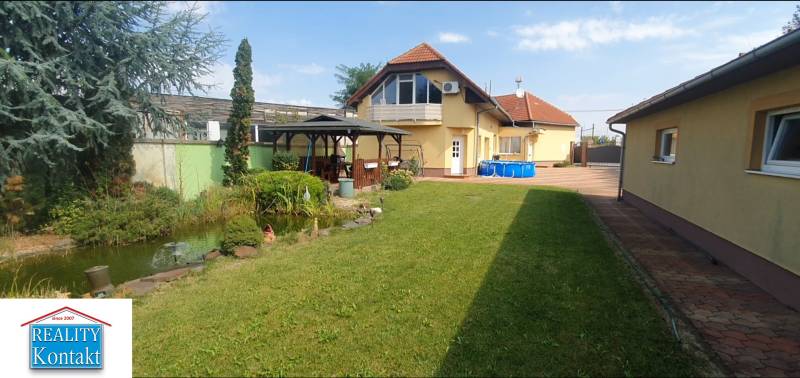Family house on Nitrianska Street in Nové Zámky with a gazebo and a pond.