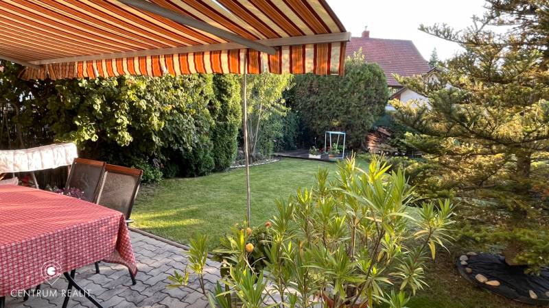 The garden of the family house on Hrabova Street in Hamuliakovo with a terrace and an awning.