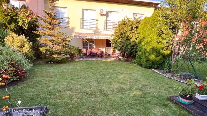 A garden with a terrace and seating area at a family house on Hrabová Street in Hamuliakovo.