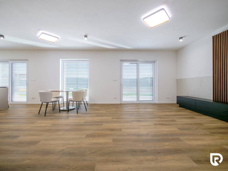 Living room in a family house with a wooden decor floor and a dining table.