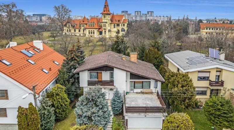 A family house on Fibichova Street in Bratislava - Ružinov surrounded by greenery and with a view of the buildings.