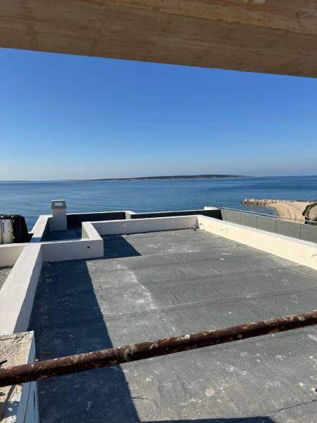 Sea view and rooftop terrace in Mandre at a 2-room apartment.