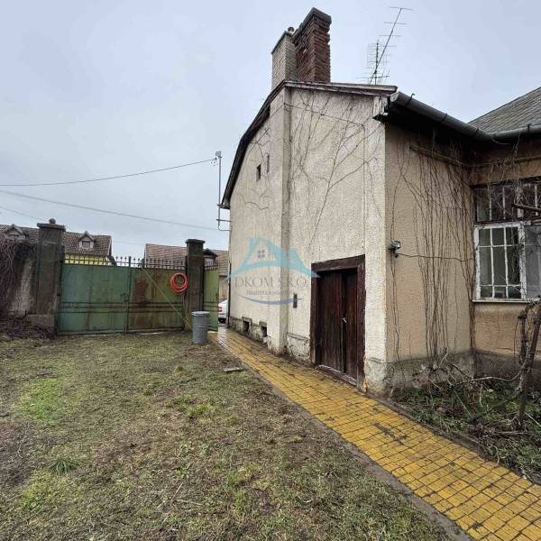 Family house on SNP Street in Šahy, older facade, garden, gate.