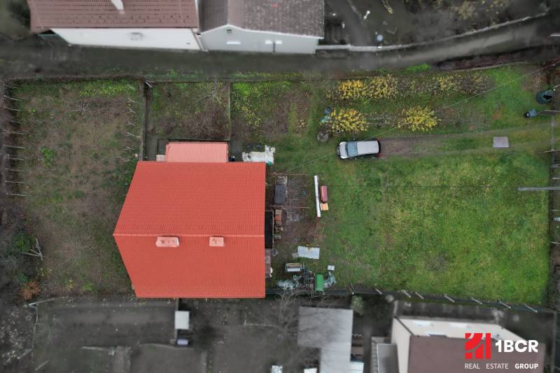 A family house in Podhradie in Svätý Jur with a red roof and a green garden.