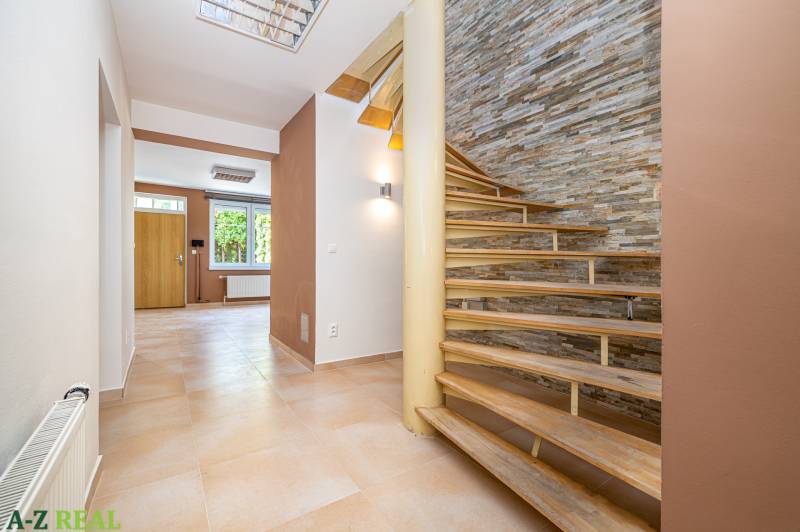 A staircase in a family house with a decorative wall and a floor with a wooden decor.