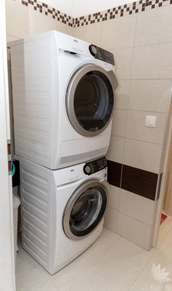 In a 1-room apartment, a washing machine and dryer are placed in a column.