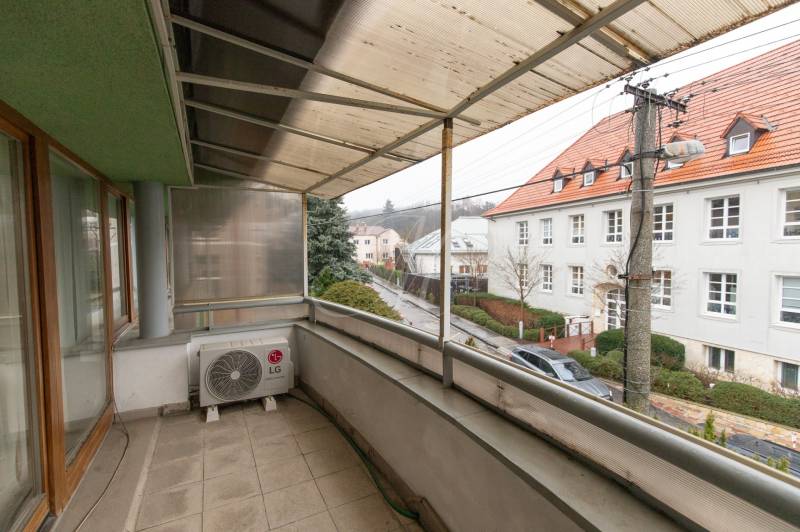 Balcony of a 4-room apartment on Úprkova Street in Bratislava - Ružinov with a view of the road.