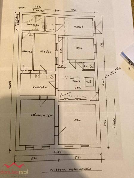 The floor plan of the family house shows the layout of the rooms, including bedrooms and the kitchen.
