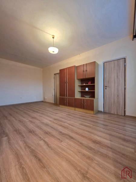 obývačka s pohľadom na dvere do kuchyne