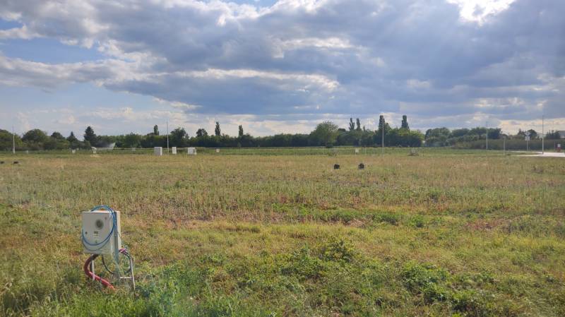 Construction of houses on Krížna Street in Palárikovo, a green field with the installation of an electrical distributor.