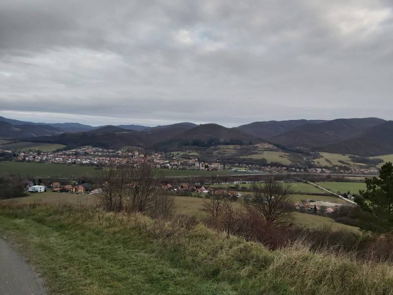 Panorama of Orovnice with a view of the landscape and family houses, surrounded by hills.