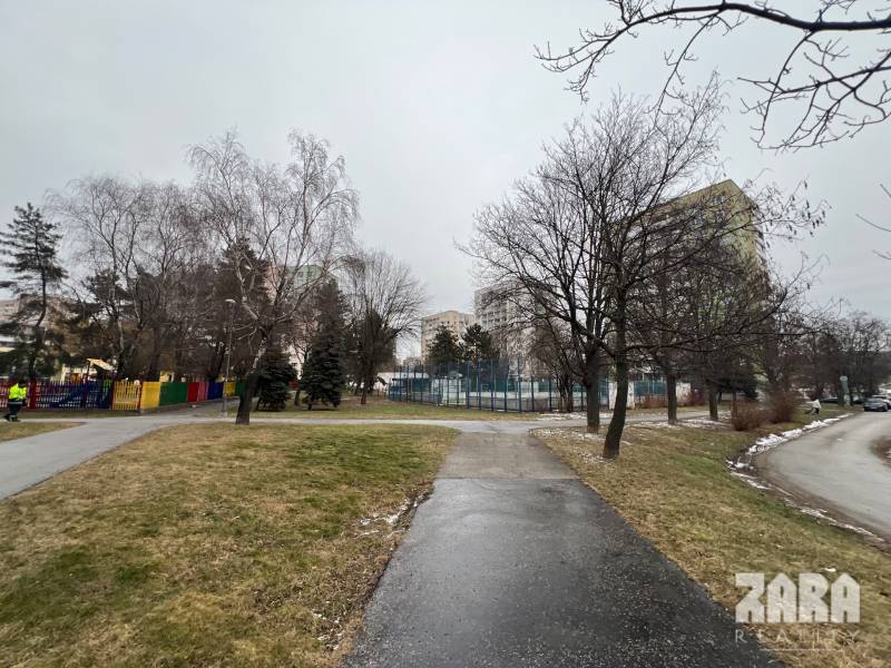 Park with sidewalks and trees on Ludmanska Street, Košice - Juh district, near a 3-room apartment.