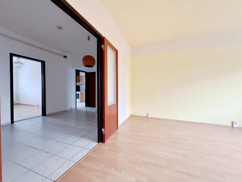 4-room apartment with wooden decor flooring and tiles in living areas.