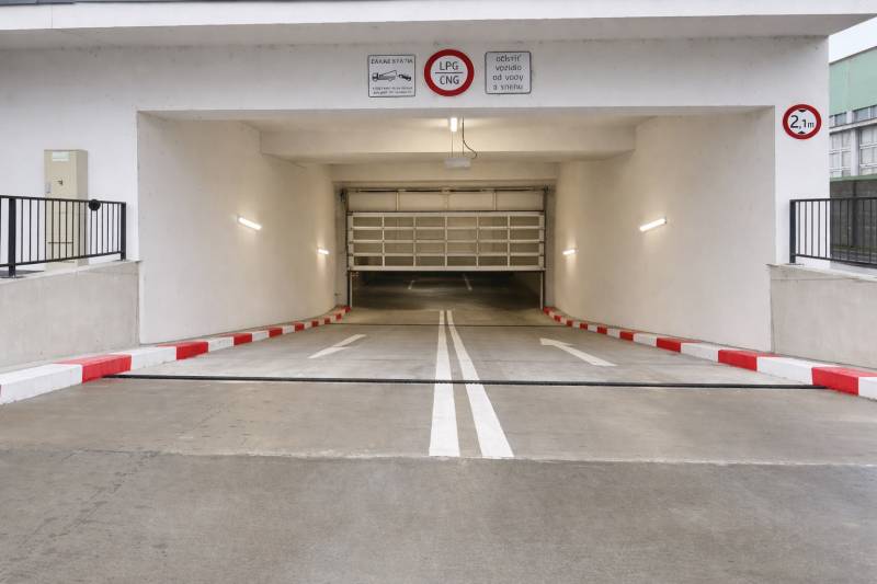 Entrance to garages on Eduarda Wenzla in Bratislava - Rača with height restriction and LPG/CNG prohibition.