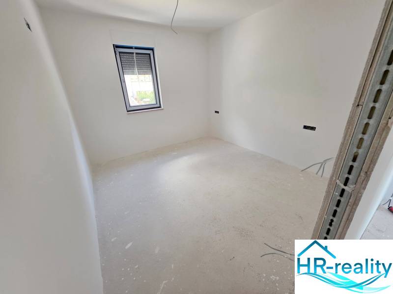 Bright room with white walls and a window by HR-reality in a Recreational Apartment.