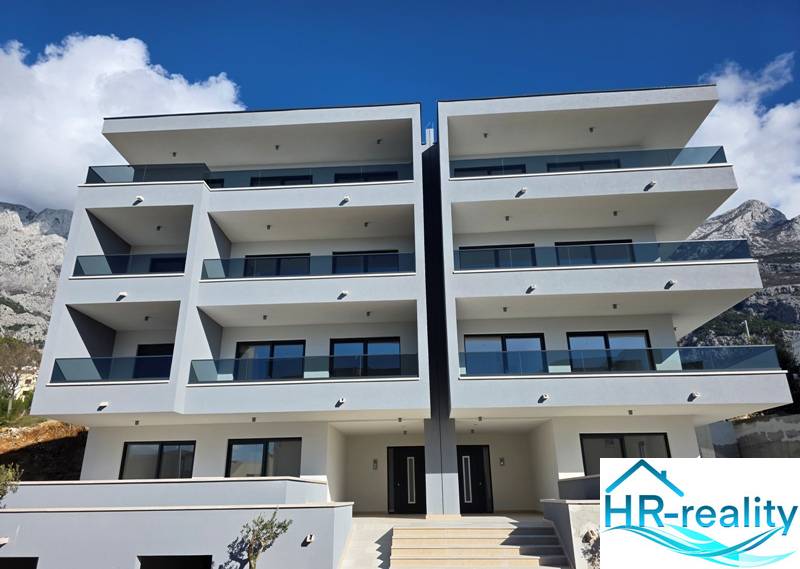 A recreational apartment in Makarska with balconies, set in a mountainous nature.
