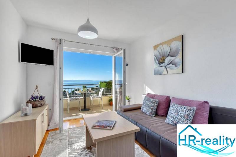 Living room in a 3-bedroom apartment with a view of the terrace and the sea in Makarska.