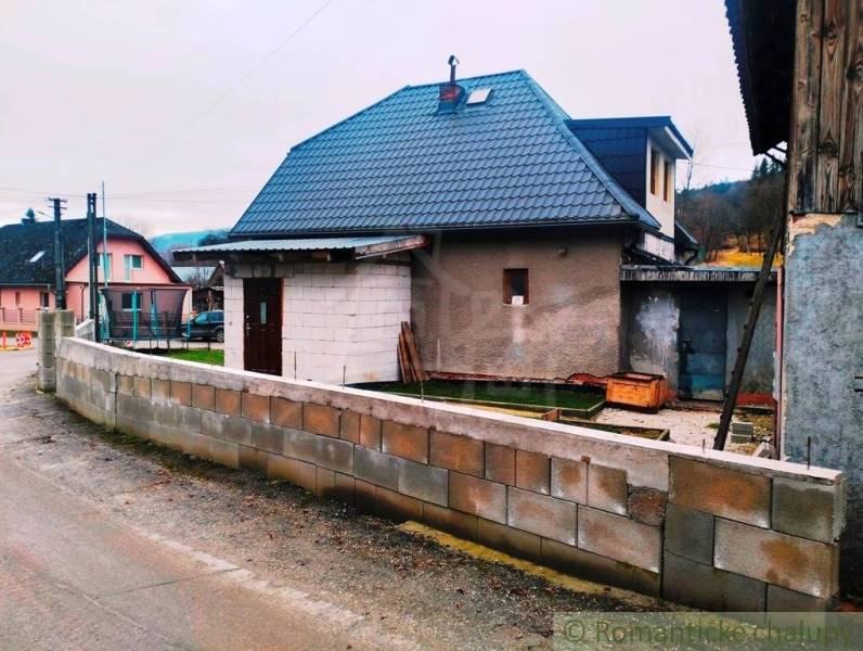 A family house in Jasenica with a concrete fence and storage space in the background.
