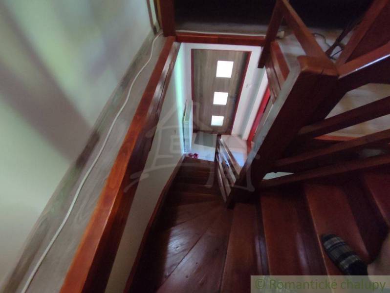 A staircase in a family house with a wooden decor and doors with glazing.