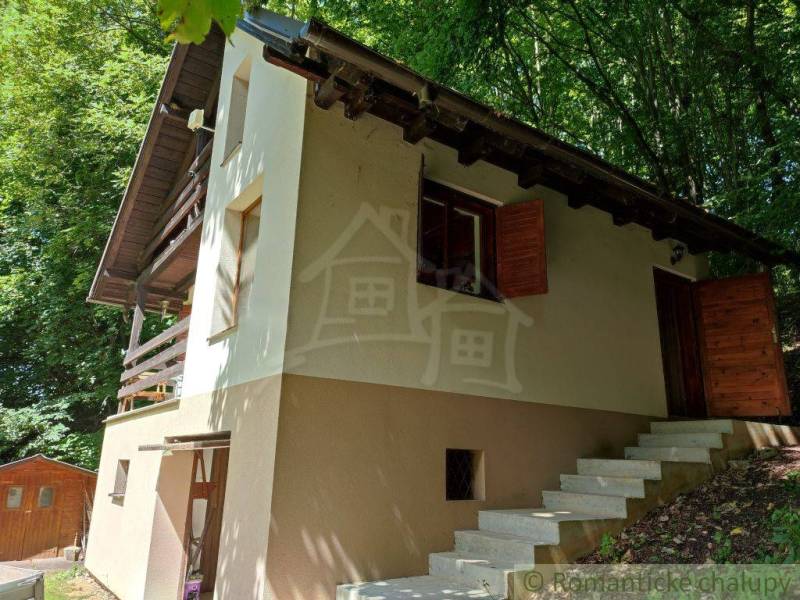 A family house in Mojtín surrounded by nature with wooden shutters and a terrace.