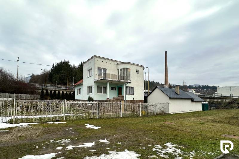 Family house on SNP Street in Považská Bystrica with a garden covered in snow.