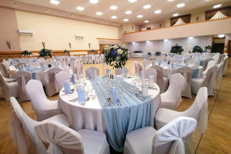 A well-organized wedding reception with romantic blue decorations suitable for hotels and guesthouses.