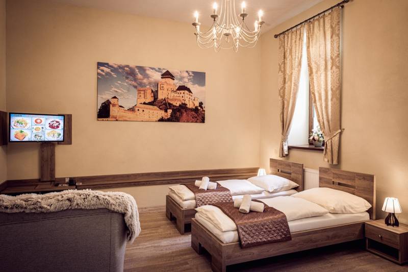 A room in hotels and guesthouses with a lamp, a bed, and a picture of a castle.