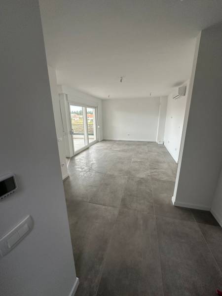 Living room in a 3-room apartment with a terrace and gray tiles.