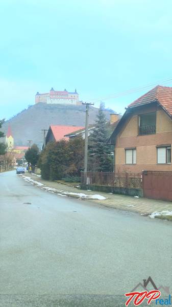 Krásnohorské Podhradie, Mierová Street: Family houses with a view of the castle on plots - housing.