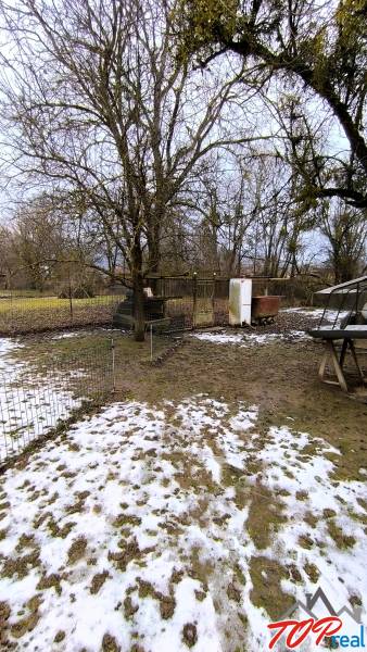Land on Mierová Street in Krásnohorské Podhradie with grass and snow, suitable for living.