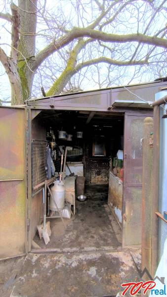 An older shelter on a residential plot on Mierová Street in Krásnohorské Podhradie.